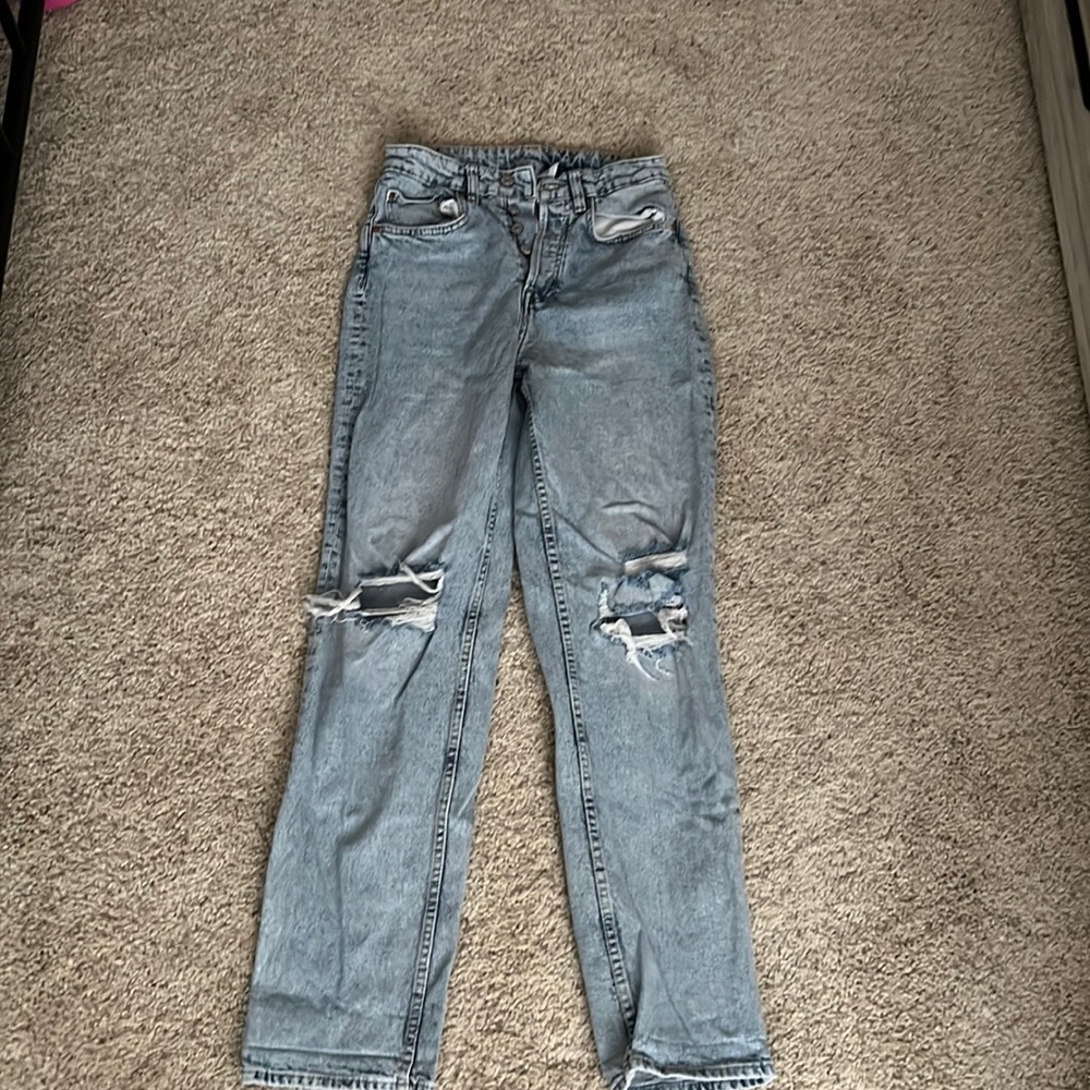 Light wash boyfriend distressed knee H&M jeans. size 4